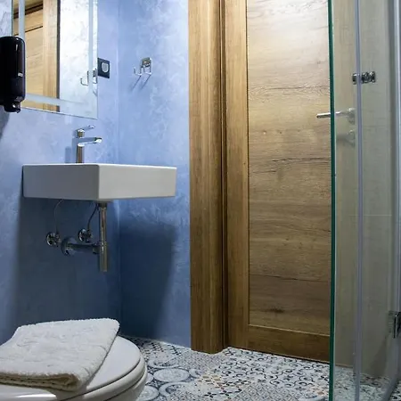 Elevenrooms Aparthotel 4*